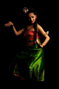 ilse-peralta-teacher-vyniasa-yoga-balinese-dance-cdm