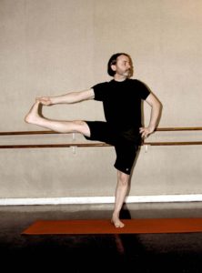 jean-tamalet-vinyasa-yoga-haltung-demonstration-lehrer-cdm-1